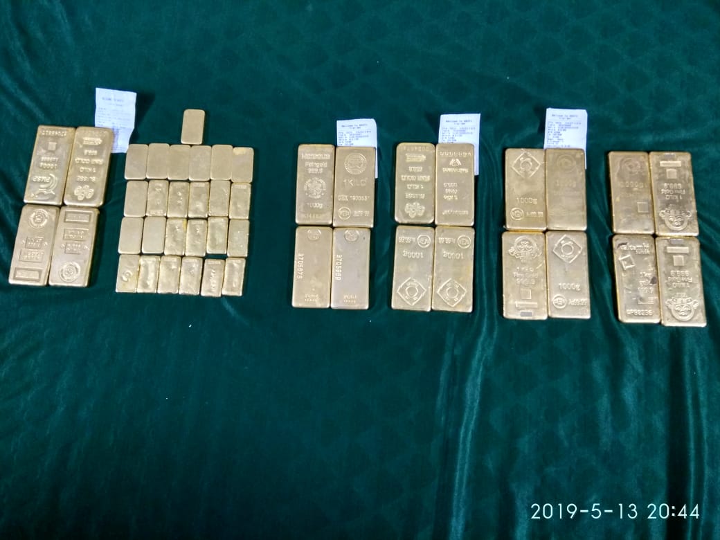 24 kg gold 6 arrested