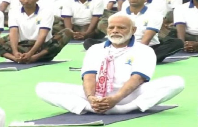 प्रधानमंत्री मोदी योगाभ्यास करते हुए