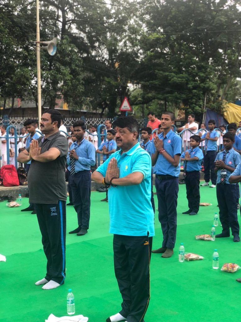 कैलाश विजयवर्गीय एवं राहुल सिन्हा योगाभ्यास करते हुए 