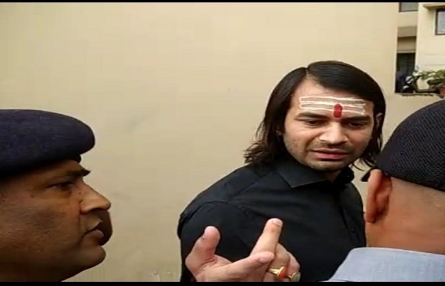 tej-pratap-meets-father-lalu-yadav-give-bhagwad-geeta