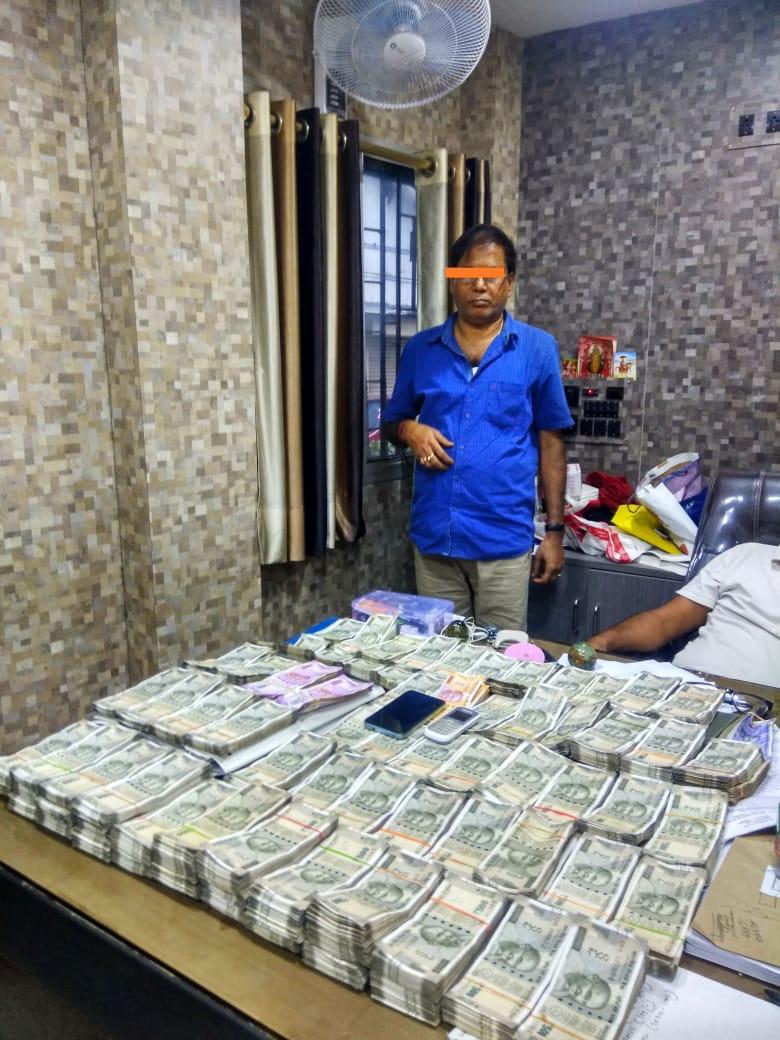 One arrested with 39 lakh cash