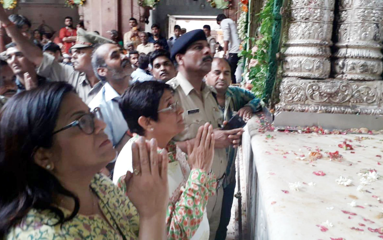 lieutenant-governor-kiran-bedi-worshiped-in-the-temple-of-banka-bihari-ji