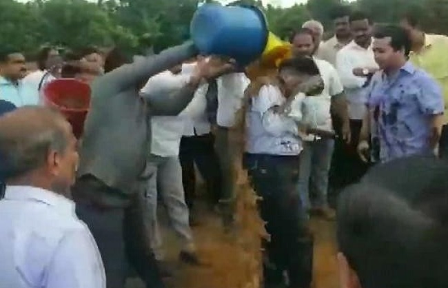 nitesh-rane-leads-mob-to-throw-mud-on-engineer-tie-him-up-as-punishment