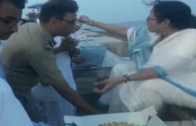 ips-police-officer-in-uniform-touched-mamata-banerjee-feet-in-west-bengal