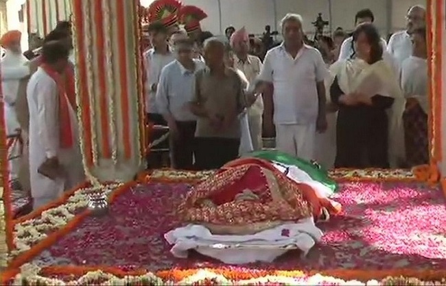 Sushma swaraj's daughter performs last rites