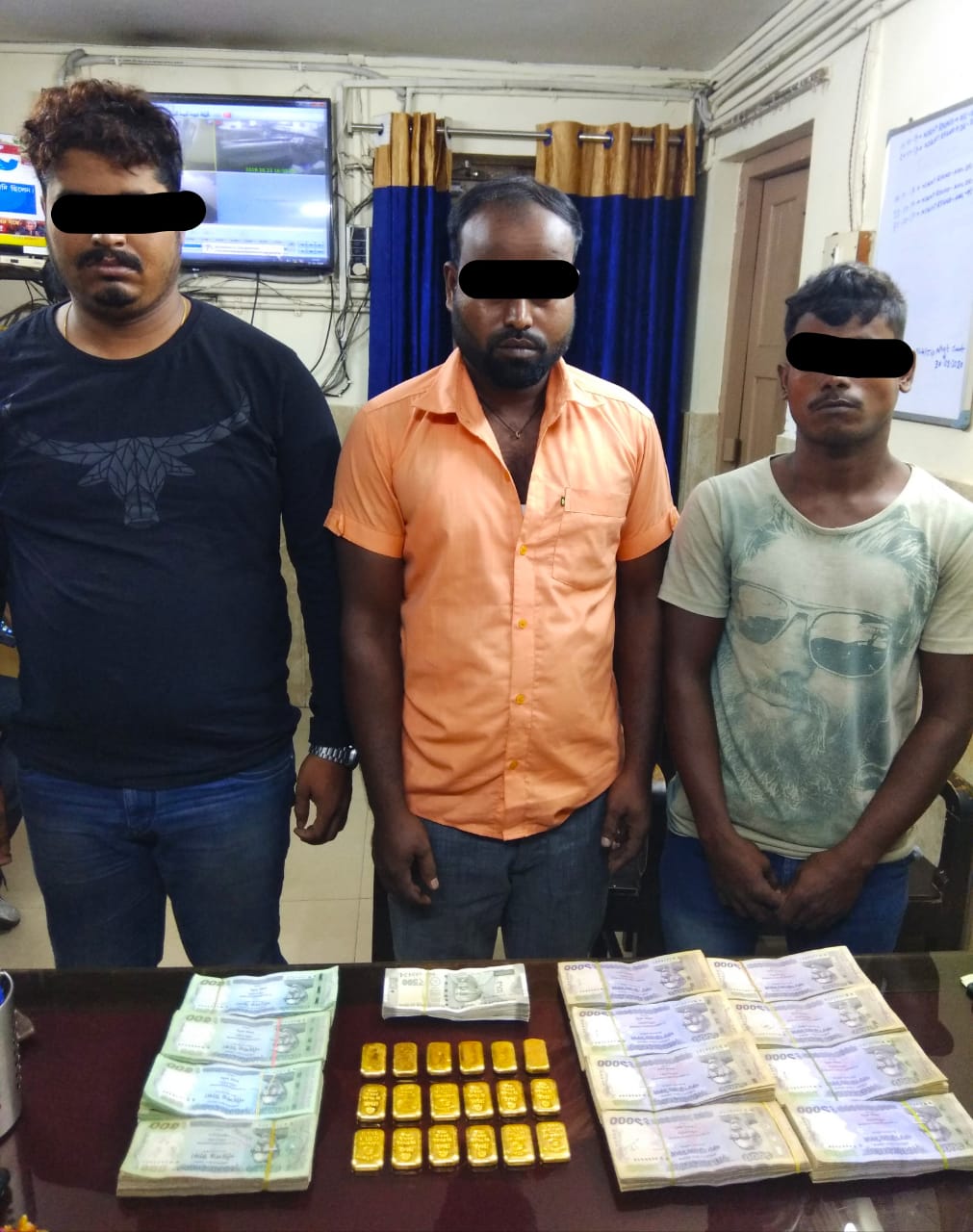 सोने के साथ तीन