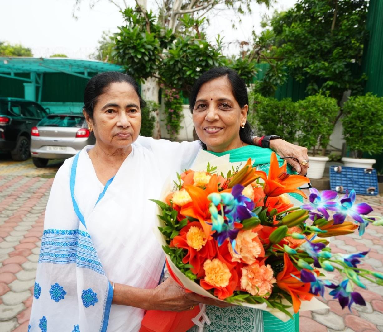 Mamata Banerjee meets Sunita Kejriwal in Delhi