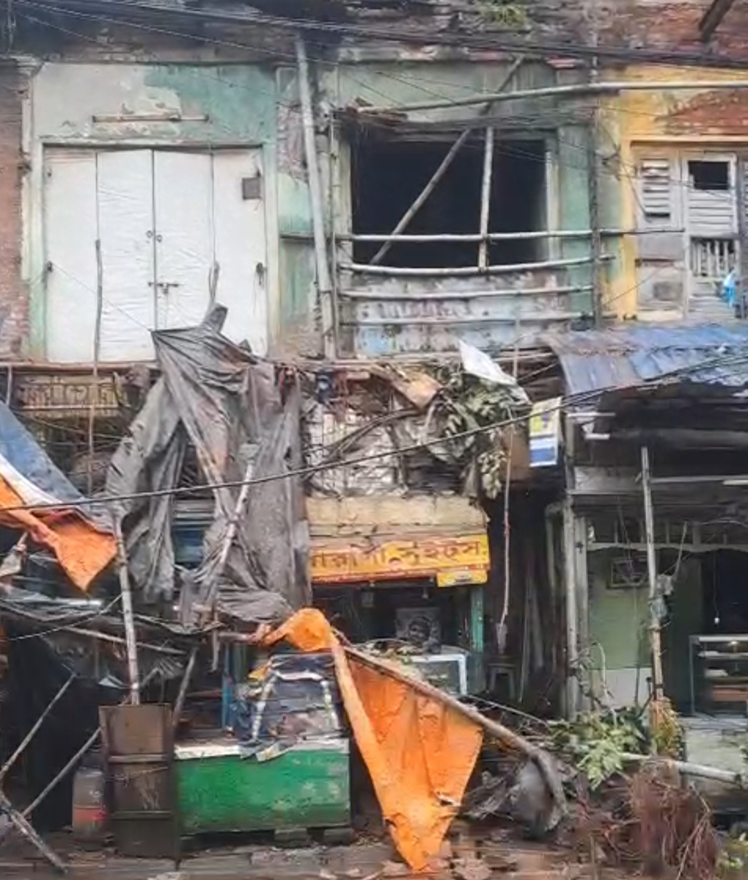 kolkata girish park bowbazar building portion collapse